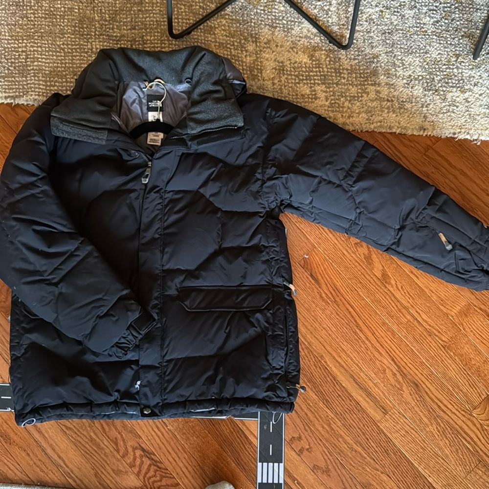 Mens North Face Winter Coat Size: L